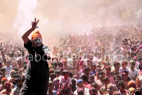 holi-17
