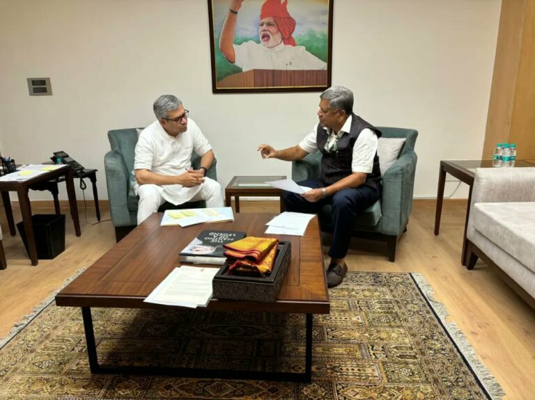 Belagavi Jagadish Shettar met Union Minister of Railways Shri Ashwini Vaishnav in Delhi and discussed at length about the new rail line project for Belagavi - Kittur - Dharwad route and submitted a letter of appeal.