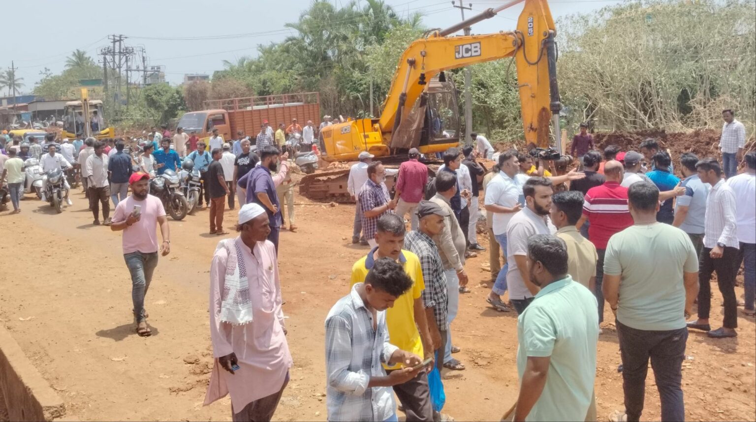 Tragedy At NH Service Road Near Gandhinagar: Two Workers Killed In Mud ...